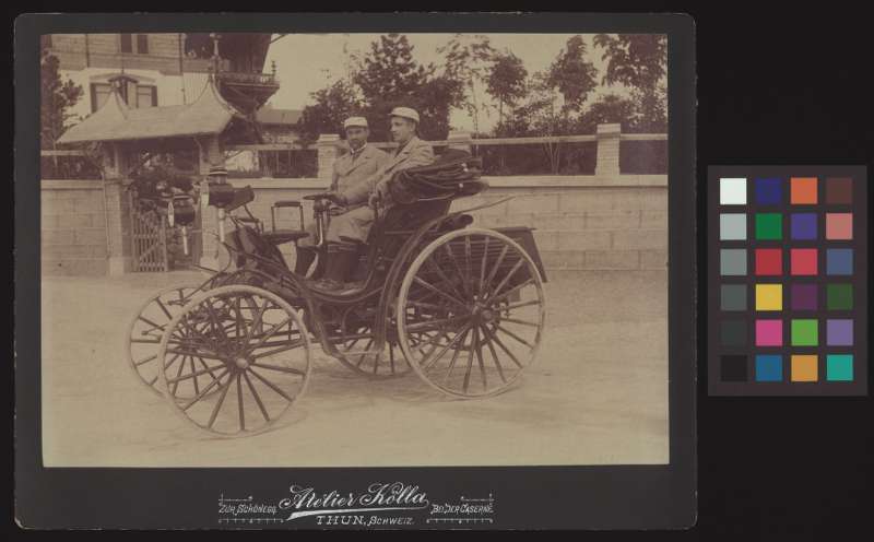 Buchumschlag - [Porträt von Emil Suter-Dardenne zusammen mit dem Fahrer Lorenz Popp in einer Benz Victoria]